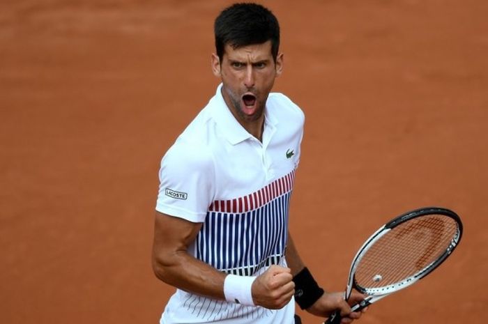 Petenis Serbia, Novak Djokovic, melakukan selebrasi setelah memenangi pertandingan melawan Diego Schwartzman (Argentina) pada babak ketiga turnamen Prancis Terbuka 2017 yang berlangsung di lapangan Philippe Chatrier, Stade Roland Garros, Paris, Sabtu (2/6/2017). Djokovic menang dengan skor 5-7, 6-3, 3-6, 6-1, 6-1.