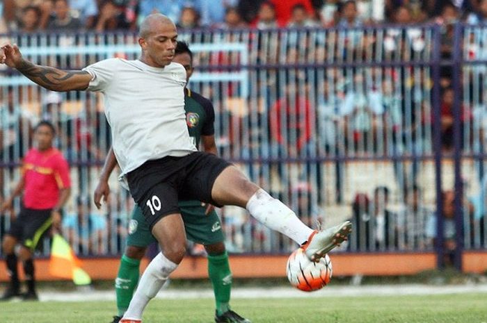 Penyerang Persela Lamongan, Ivan Carlos (abu abu) saat bermain melawan Persatu Tuban pada uji coba di Stadion Surajaya Lamongan, Kamis (16/3/2017).