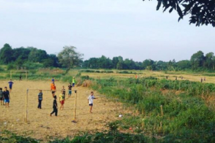 SSB Batu Agung sedang lakukan latihan rutin di lapangan sepak bola Keramat, Lokbatu, Batumandi.