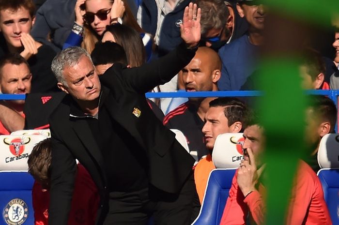 Ekspresi pelatih Manchester United, Jose Mourinho, dalam laga Liga Inggris melawan Chelsea di Stadion Stamford Bridge, London, Inggris pada 20 Oktober 2018. 