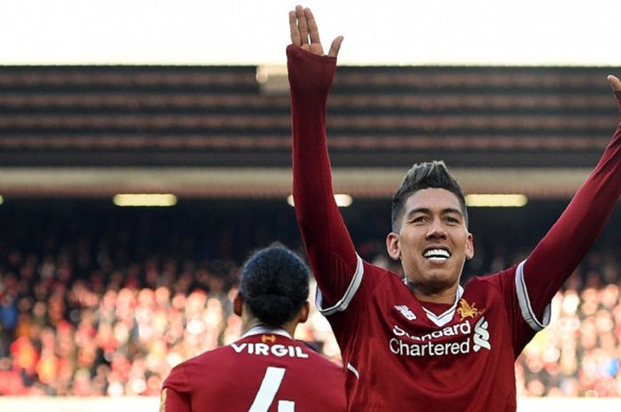 Penyerang Liverpool, Roberto Firmino, melakukan selebrasi setelah mencetak gol ke gawang West Ham United pada laga lanjutan Liga Inggris di Stadion Anfield, Sabtu (24/2/2018) malam WIB.