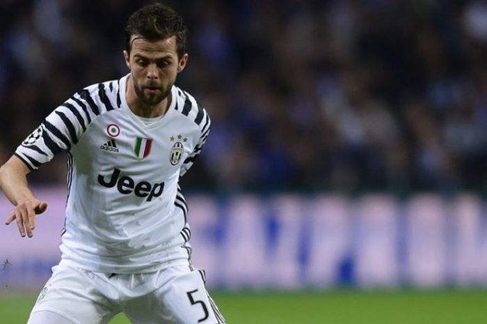 Aksi gelandang Juventus, Miralem Pjanic, dalam pertandingan leg 1 babak 16 besar Liga Champions menghadapi FC Porto di Stadion Do Dragao, Porto, Portugal, pada Rabu (22/2/2017).