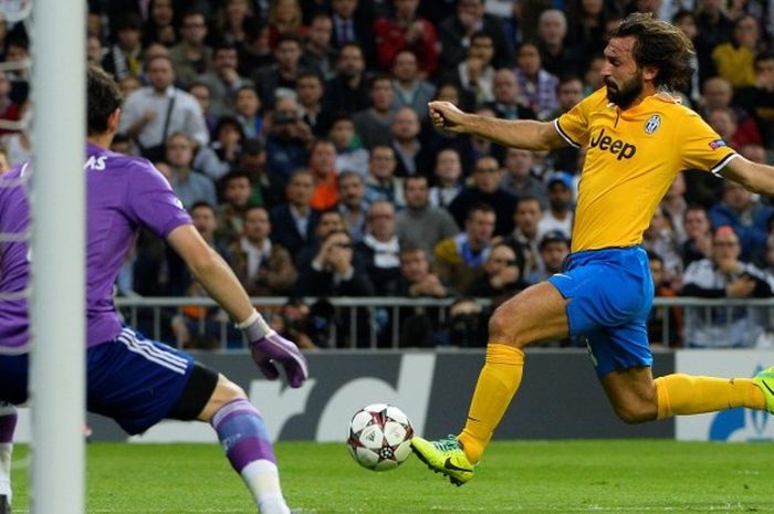 Andrea Pirlo bersiap menembak bola ke gawang Iker Casillas di laga fase grup Liga Champions kontra Real Madrid, 22 Oktober 2013.