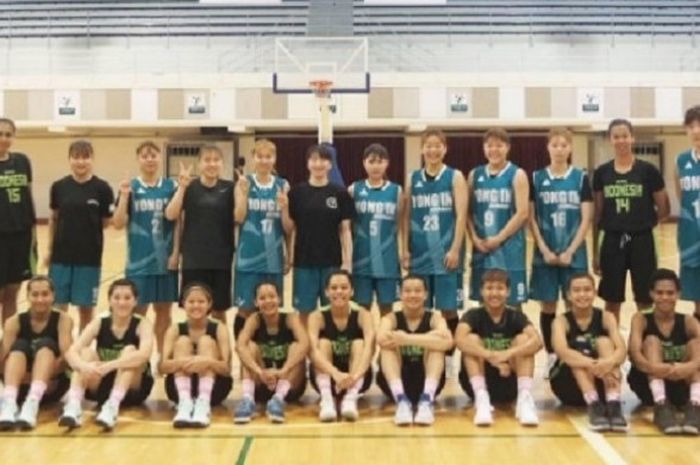 Timnas basket putri Indonesia (kaos hitam) berfoto dengan tim basket putri Yong In University (28/7/2017).