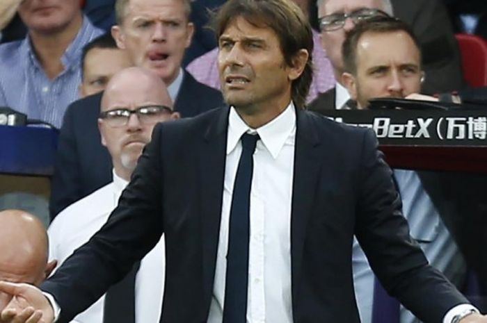 Reaksi pelatih Chelsea, Antonio Conte, dalam laga Liga Inggris di kandang Crystal Palace, Selhurst Park, London, 14 Oktober 2017.