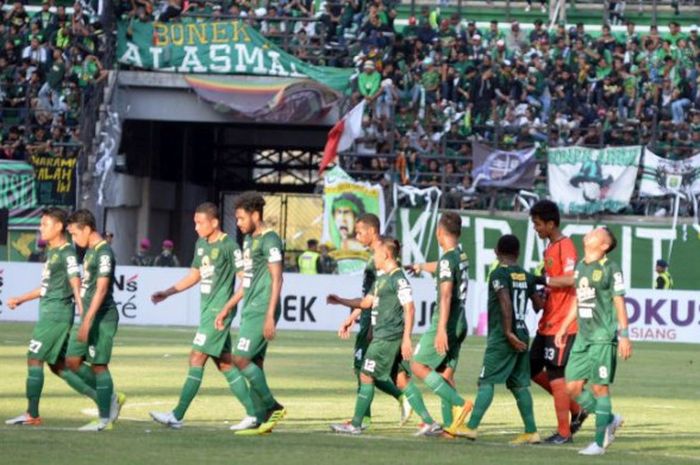   Para pemain Persebaya berjalan menuju ruang ganti seusai laga Liga 1 2018 kontra Persija Jakarta di Stadion Gelora Bung Tomo, Surabaya, Minggu (4/11/2018).  