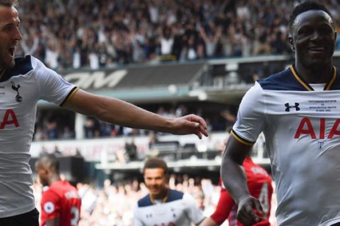 Victor Wanyama merayakan gol Tottenham Hotspur ke gawang Manchester United pada partai lanjutan Premier League - kasta teratas Liga Inggris - di Stadion White Hart Lane, Minggu (14/5/2017).