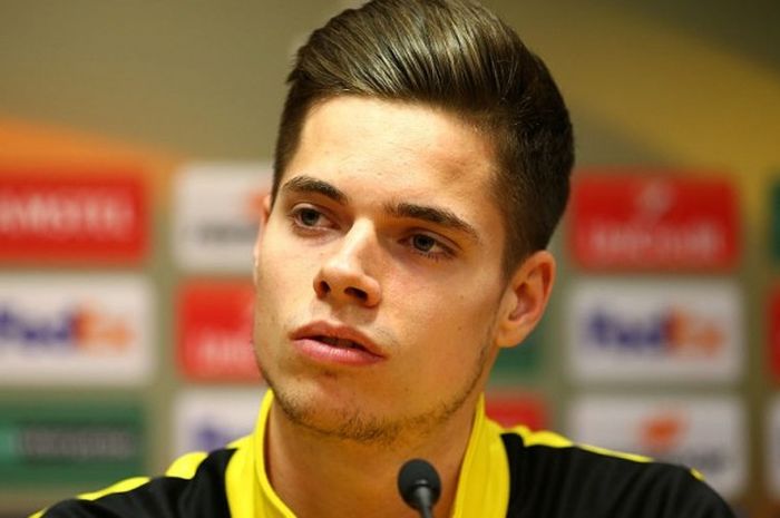 Gelandang Borussia Dortmund, Julian Weigl, dalam jumpa pers jelang petandingan leg kedua babak perem