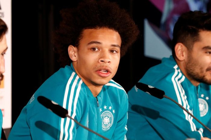 Pemain sayap Jerman, Leroy Sane, berbicara dalam konferensi pers jelang pertandingan persahabatan melawan Brasil di Olympiastadion, Berlin, Selasa (27/3/2018) waktu setempat.