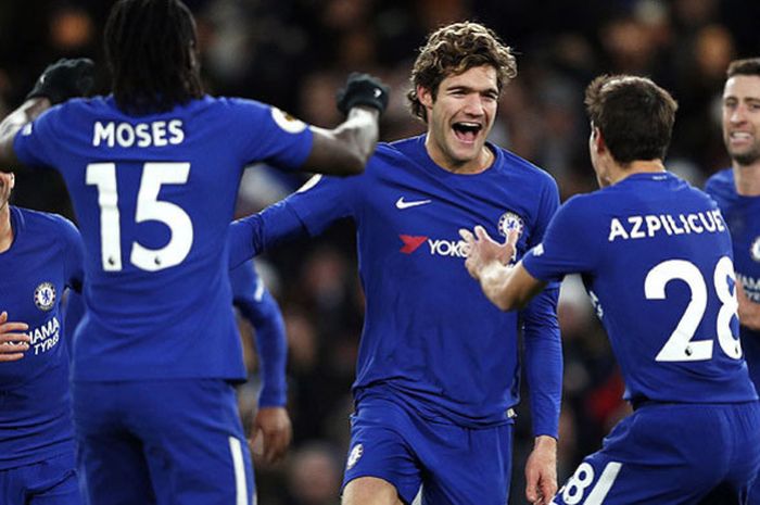 Pemain Chelsea merayakan gol yang dicetak bek Marcos Alonso saat tampil melawan Southampton dalam laga lanjuta Liga Inggris 2017-2018 di Stadion Stamford Bridge, London, pada 16 Desember 2017.