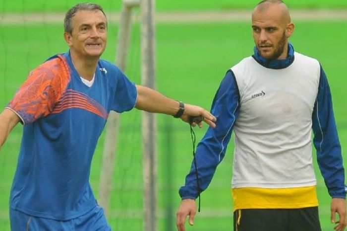  Pelatih Arema, Milomir Seslija, memberi instruksi kepada bek Kiko Insa dalam sebuah sesi latihan Arema. 