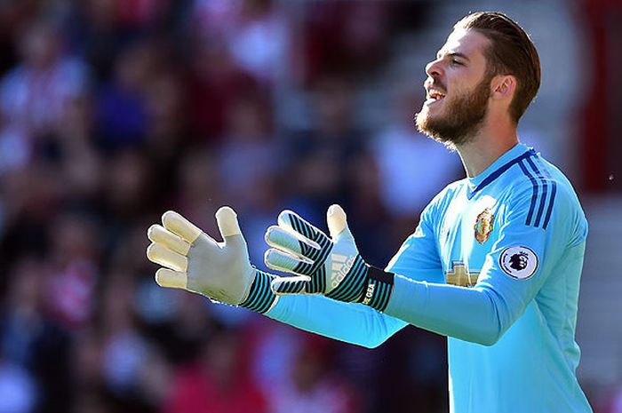 Gestur kiper Manchester United, David de Gea, saat tampil melawan Southampton dalam laga lanjutan Liga Inggris 2017-2018 di Stadion St Mary's, Southampton, Inggris, pada 23 September 2017.