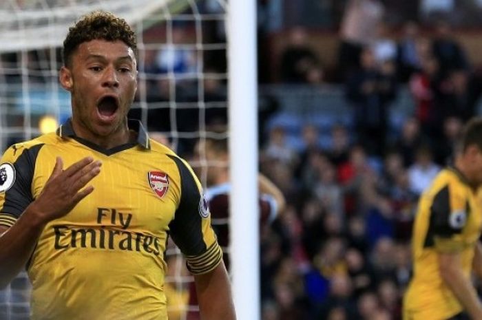 Gelandang sayap Arsenal, Alex Oxlade-Chamberlain, melakukan selebrasi setelah membobol gawang Burnley dalam laga Premier League, di Stadion Turf Moor, 2 Oktober 2016.