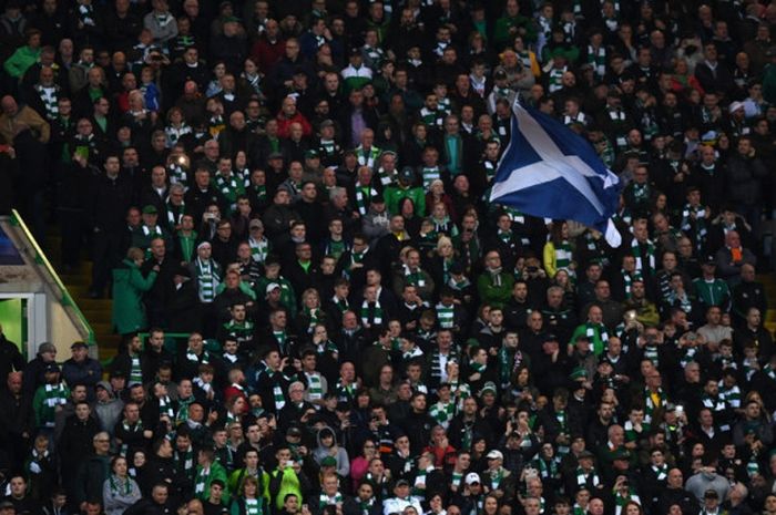 Para penggemar Celtic mendukung klub favoritnya dalam laga Grup B Liga Champions kontra Paris Saint-Germain di Stadion Celtic Park, Glasgow, pada 12 September 2017.