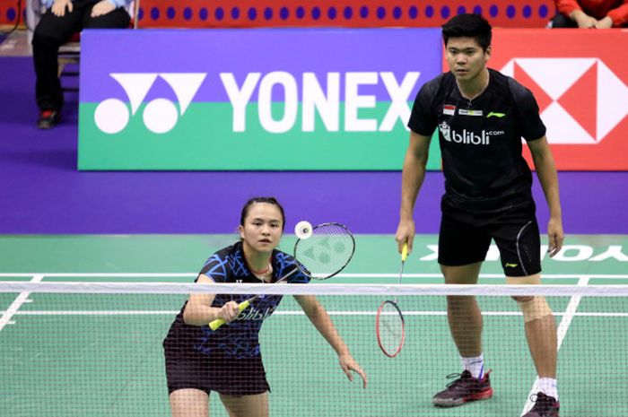 Pasangan ganda campuran Indonesia, Praveen Jordan/Melati Daeva Oktavianti, saat menjalani pertandingan melawan wakil tuan rumah, Chang Tak Ching/Ng Wing Yung, pada babak pertama Hong Kong Open 20118 di Hong Kong Coliseum, Selasa (13/11/2018).