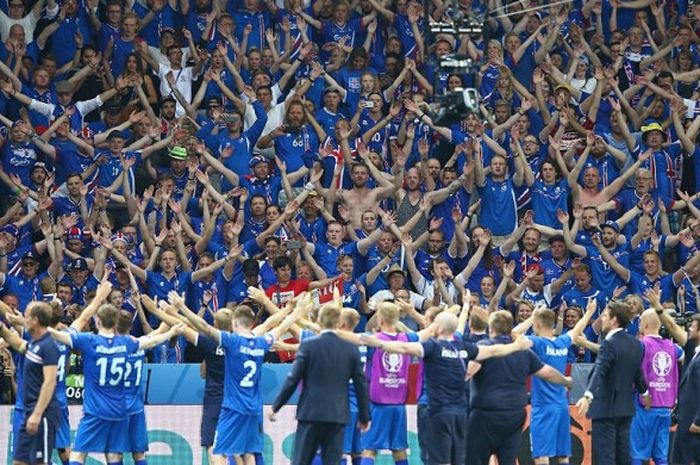 Para pemain Islandia merayakan kemenangan atas Inggris di depan suporter mereka usai partai babak 16 besar Piala Eropa di Nice, 27 Juni 2016.