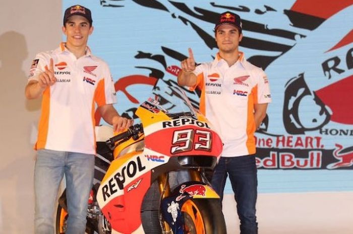 Pebalap Repsol Honda asal Spanyol, Marc Marquez (kiri) dan Dani Pedrosa, berpose saat peluncuran tim