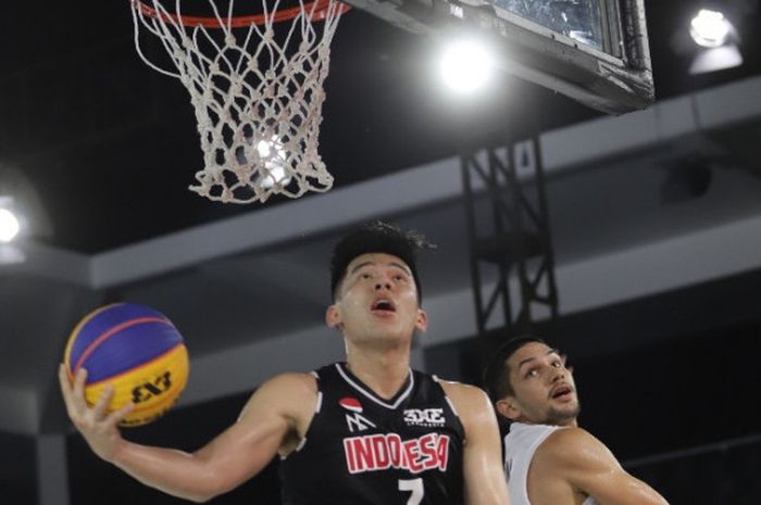 Pebasket 3x3 Indonesia, Rivaldo Tandra Pangesthio (jersey hitam), berhadapan dengan pemain Thailand pada laga test event bertajuk Asia Challenge 2017, di Center Court, GBK, Senayan, Jakarta, Jumat (1/12/2017).