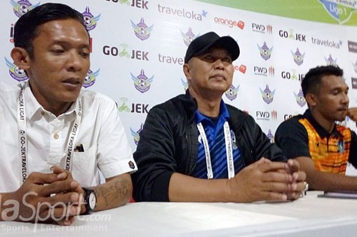 Media Officer Persegres, Sahlul Fahmi dan pelatih Persegres, Hanafi saat memberikan keterangan kepada media usai pertandingan di Stadion Petrokimia Gresik, Sabtu (26/8/2017) malam.