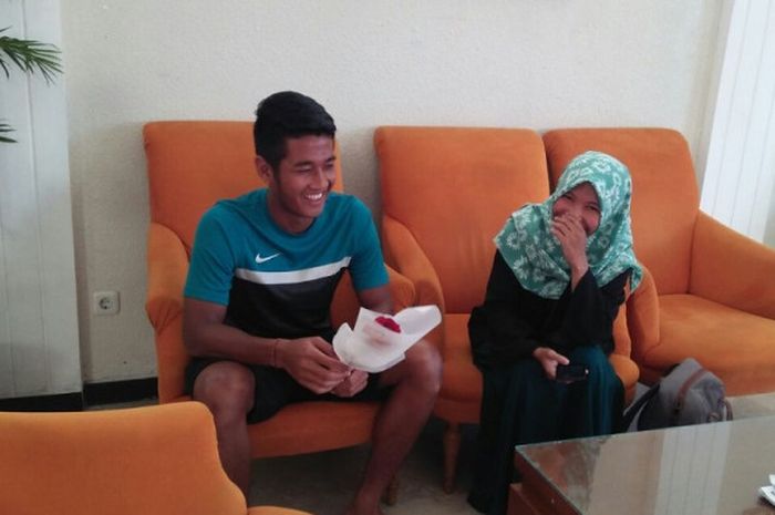 Bek Bhayangkara FC, Putu Gede Juni Antara, mendapat bunga dari salah satu fans di hotel Salvatore, Yogyakarta.