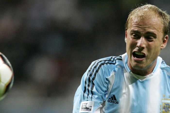 Penyerang Timnas Argentina, Luciano Figueroa, saat mengejar bola pada pertandingan final  Piala Konfederasi 2005 melawan Brasil di the Waldstadion Jerman, 29 Juni 2005.