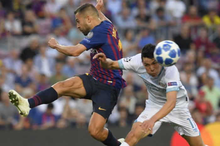 Winger PSV, Hirving Lozano (kanan), dalam partai Liga Champions melawan Barcelona di Camp Nou, Selasa (18/9/2018)