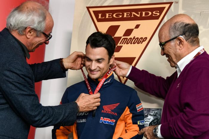 Dani Pedrosa saat dinobatkan menjadi legenda MotoGP di Sirkuit Ricardo Tormo, Valencia, Kamis (15/11/2018).