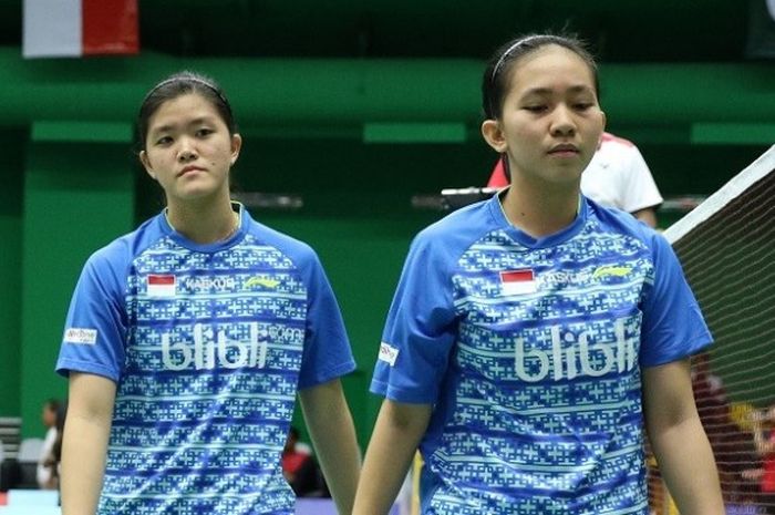 Pasangan ganda putri Indonesia, Mychelle Chrystine Bandaso/Serena Kani, berjalan seusai memenangi laga atas Batchimeg Batnairamdal/Tegshzaya Choinkhor, 21-3, 21-2, pada laga yang berlangsung CPB Badminton Training Center, Bangkok. Sabtu (9/7/2016).