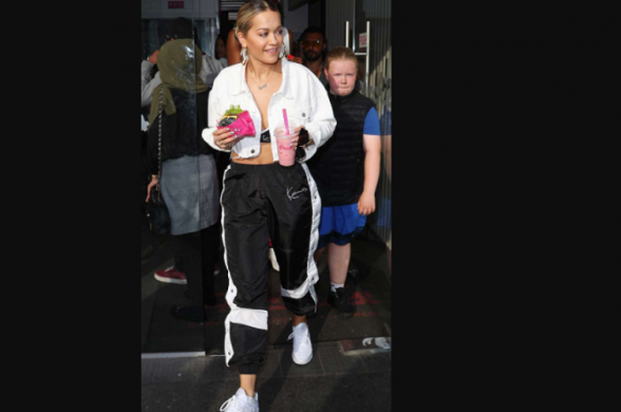 Rita Ora tampil sporty saat makan siang di slaah satu kedai kawasan Manchester, Selasa (15/5/2018)