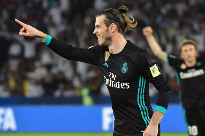 Pemain Real Madrid, Gareth Bale (kiri), merayakan gol yang dia cetak ke gawang Al Jazira dalam laga semifinal Piala Dunia Antarklub di Stadion Sheikh Zayed Sports City, Abu Dhabi, Uni Emirat Arab, pada 13 Desember 2017.