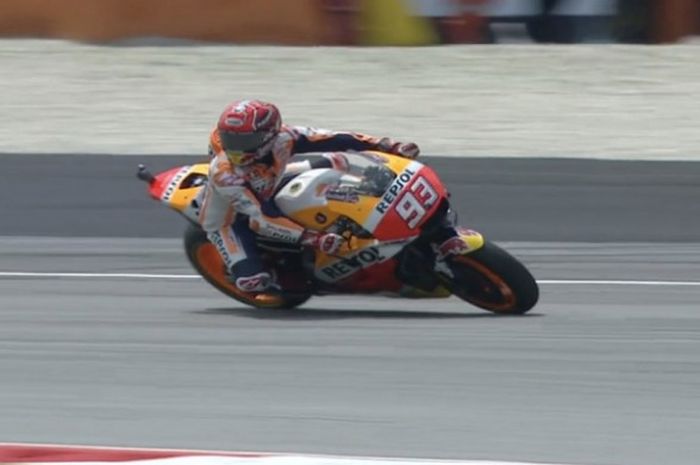 Pebalap Repsol Honda, Marc Marquez saat mengikuti sesi latihan bebas 4 MotoGP Malaysia 2017, Sabtu (29/10/2017).