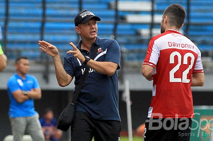 Pelatih Madura United, Gomes de Oliviera (kiri), memberi arahan kepada pemainnya, Nuriddin Davronov, saat Madura United melawan PS Tira Bantul pada pekan kedua Piala Presiden 2018 Grup C di Stadion Gelora Bung Tomo Surabaya, Jawa Timur, Selasa (23/01/2018) sore.