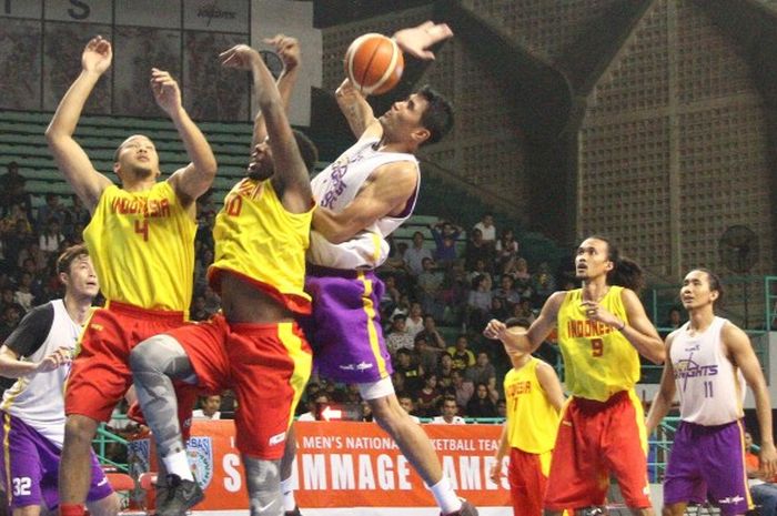 Timnas basket Indonesia memenangi laga ujicoba kontra CLS Knights di GOR Kertajaya, Rabu (25/1) malam dengan skor 99-78.