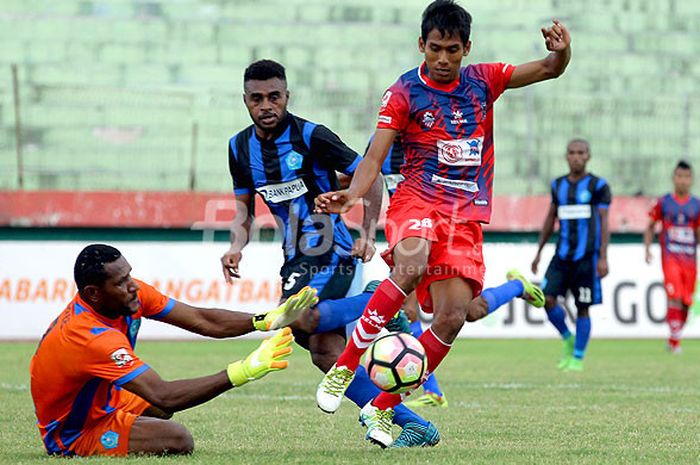 Kiper PSBS Biak, Selsius Gebze (kiri), berupaya menahan pergerakan pemain Persigo Semeru FC, Yogi Syaiful Rizal (kanan), dalam laga lanjutan babak 16 besar Liga 2 di Stadion Gelora Delta Sidoarjo, Jawa Timur, Selasa (26/09/2017) sore.