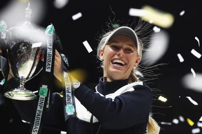 Caroline Wozniacki (Denmark) saat melakukan selebrasi seusai tampil sebagai juara WTA Finals 2017 yang berlangsung di Singapura.