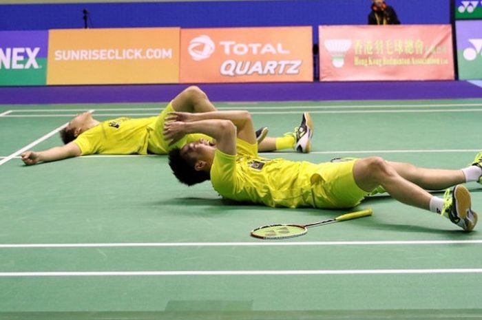 Pasangan ganda putra Indonesia, Marcus Fernaldi Gideon/Kevin Sanjaya Sukamuljo, melakukan selebrasi seusai mengalahkan pasangan Denmark, Mads Conrad-Petersen/Mads Pieler Kolding, pada laga final Hong Kong Open 2017, di Hong Kong Coliseum, Minggu (26/11/2017).