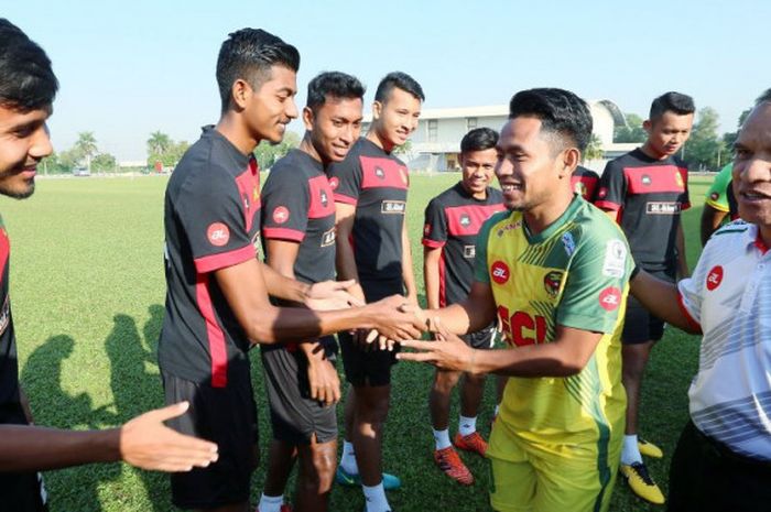 Andik Vermansah (dua dari kanan) diiringi Pengurus Pasukan Kedah, Syed Khairul Anuar Syed Abidin (kanan) bersalaman dengan pemain pasukan Kedah sebelum sesi latihan di Stadium Sultan Abdul Halim, Jalan Suka Menanti. 