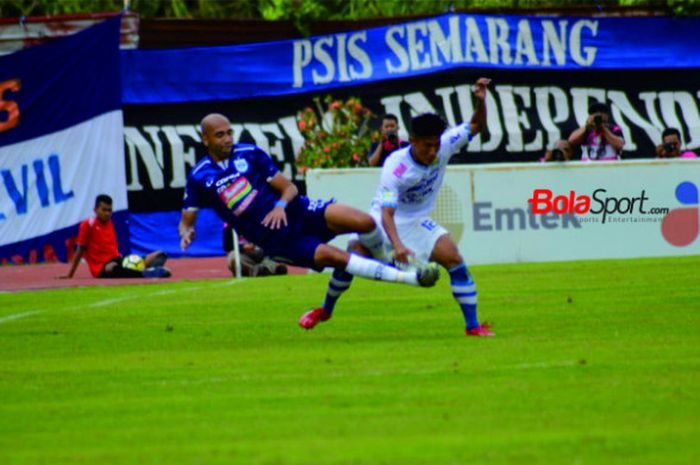 Striker asing PSIS Semarang berebut bola dengan bek Persib Bandung, Henhen Herdiana di Stadion Moch Soebroto Magelang, Minggu (18/11/2018).