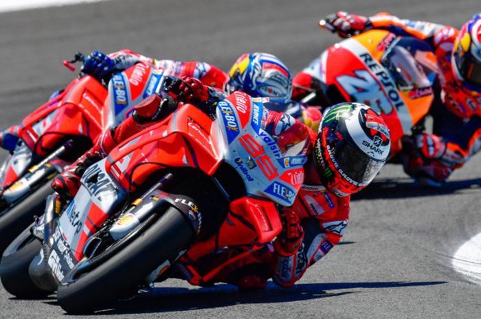 Jorge Lorenzo, Andrea Dovizioso, dan Dani Pedrosa saat beraksi pada balapan MotoGP Spanyol di Sirkuit Jerez, Spanyol, Minggu (6/5/2018).