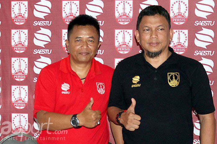 Pelatih anyar Persis Solo, Agus Yuwono (kiri) diperkenalkan manajemen kepada awak media di Kantor PT Persis Solo Saestu, Solo, Rabu (15/8/2018).