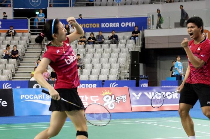 Pasangan ganda campuran Indonesia, Praveen Jordan/Debby Susanto, melakukan selebrasi setelah menang atas Wang Yilyu/Huang Dongping (China), 21-17, 21-18, pada laga final Korea Terbuka yang berlangsung di SK Handball Stadium, Minggu (17/9/2017).