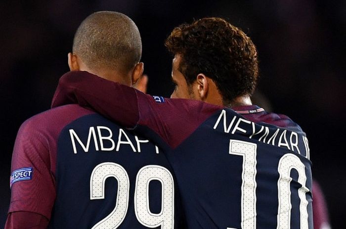  Striker Paris Saint-Germain, Kylian Mbappe dan Neymar, berbicara dalam laga Grup B Liga Champions kontra Celtic di Stadion Parc des Princes, Paris, Prancis, pada 22 November 2017.      