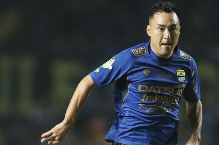 Shohei Matsunaga (Persib) sedang beraksi dalam pertandingan Liga 1 melawan Persija Jakarta.