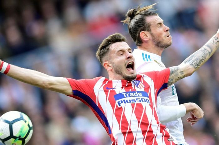 Penyerang Real Madrid, Gareth Bale (kanan), berduel dengan gelandang Atletico Madrid, Saul Niguez, dalam laga Liga Spanyol di Stadion Santiago Bernabeu, Madrid pada 8 April 2018.