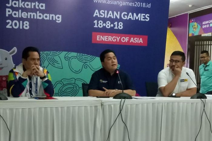 Ketua Inasgoc, Erick Thohir (tengah), dalam acara konferensi pers di Inasgoc Headquarter pada Kamis (9/8/2018)