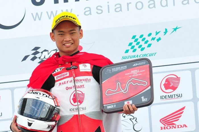 Pebalap Astra Honda Racing Team Indonesia, Rheza Danica Ahrens, berpose di podium setelah finis pertama pada balapan kedua seri ketiga ARRC 2018 di Sirkuit Suzuka, Jepang, Minggu (3/6/2018).