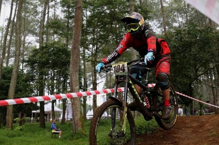 Pebalap sepeda putri Jateng, Tiara Andini, ketika sedang beraksi. Dia berhasil meraih medali perak dari nomor downhill pada Pekan Olahraga Nasional (PON) 2016 yang berlangsung di Cikole, Lembang, Bandung Barat, Selasa (20/9/2016).