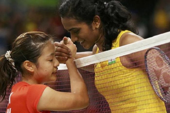  Nozomi Okuhara (kiri) memberi selamat kepada Pusarla V. Sindhu (kanan) saat semifinal Olimpiade Rio 2016 cabang olahraga Bulu Tangkis. 