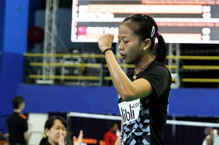 Pebulu tangkis tunggal putri Indonesia, Fitriani, melakukan selebrasi setelah memenangi laga atas Chen Yufei 16-21, 21-12, 21-15 pada perebutan juara Grup Z di Stadium Sultan Abdul Halim, Kamis (8/2/2018).