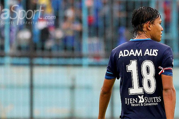 Gelandang Arema FC, Adam Alis, saat tampil melawan Persiba Balikpapan dalam laga pekan ke-20 Liga 1 di Stadion Kanjuruhan Kabupaten Malang, Jawa Timur, Jumat (18/08/2017) sore.